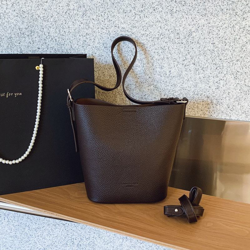 今年流行爆款包包女式2025新款超火复古腋下水桶包百搭单肩斜挎包,箱包皮具/热销女包/男包,通用款女包,淘宝优惠券,粉丝福利购,淘宝优惠卷