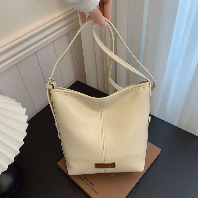 LAOYJA高级感通勤小众腋下水桶包