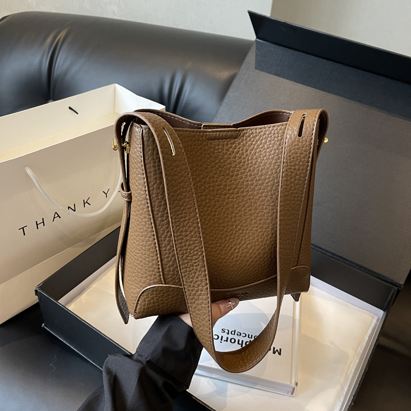 LAOYJA高级感小众腋下水桶包