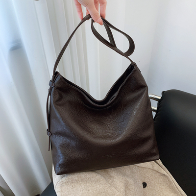 LAOYJA今年流行复古腋下托特包