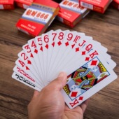 正品 钻时娱乐扑克牌大字纸牌斗地主加厚加硬精品棋牌室扑克牌家用