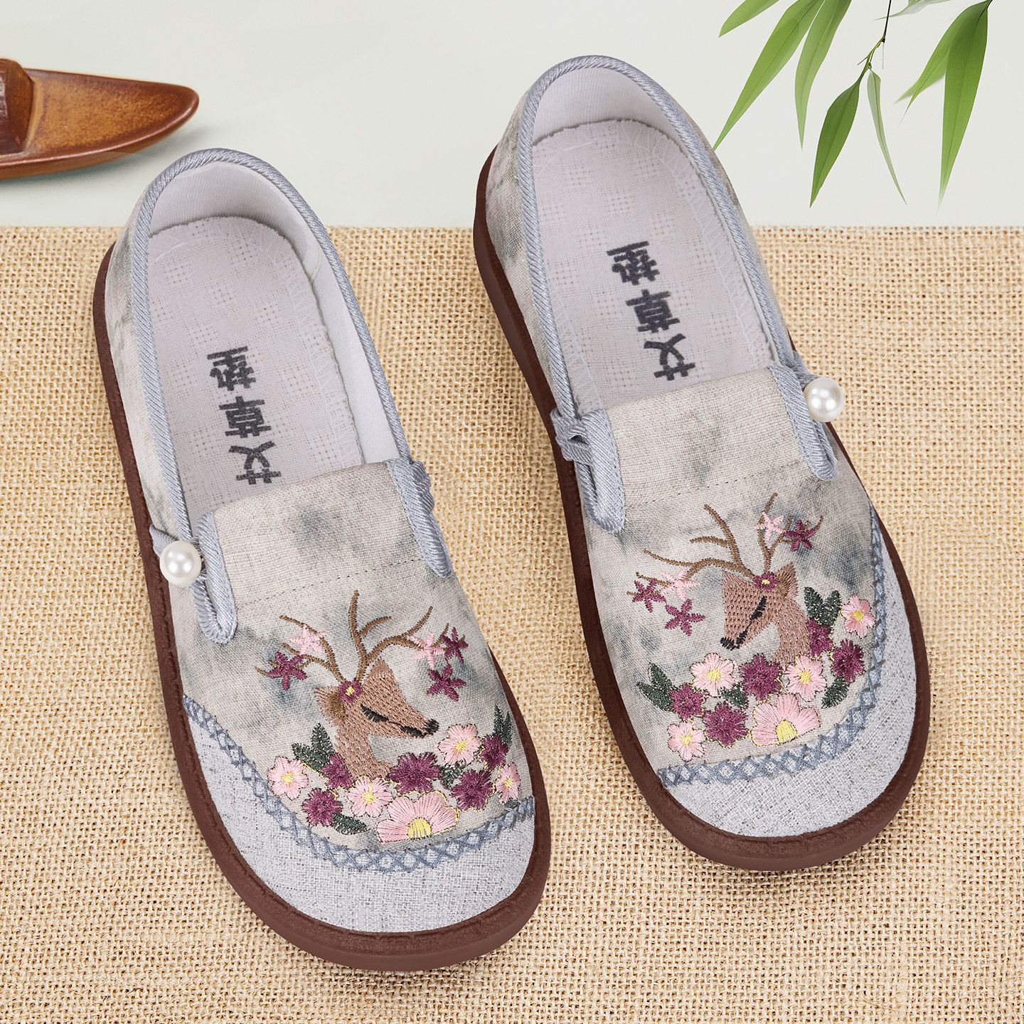 老北京布鞋女春2026新款软底舒适妈妈中老年防滑一脚蹬透气绣花鞋