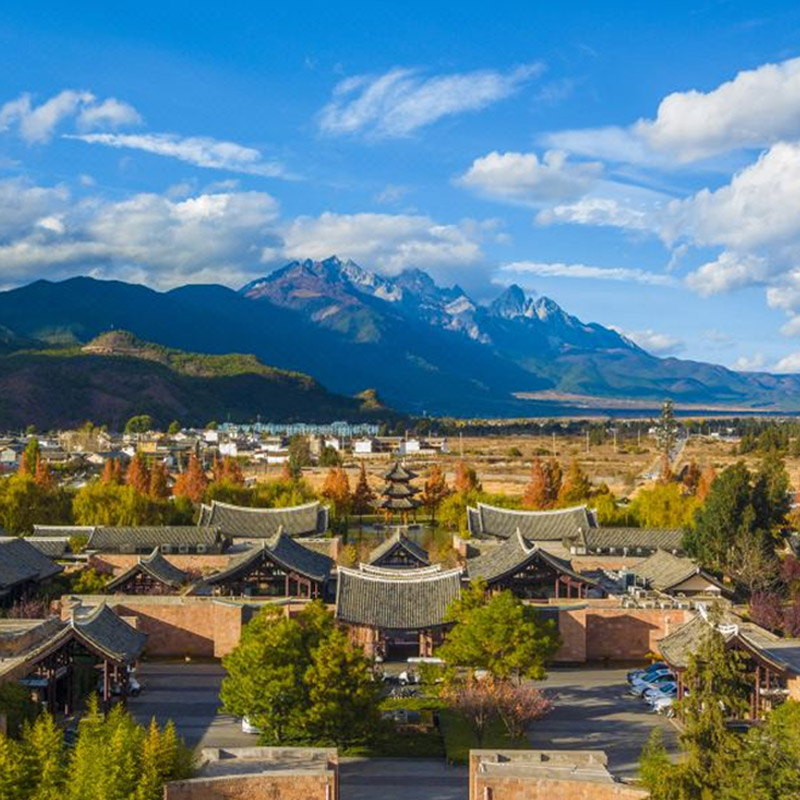 【元气满满】每日2份自助早餐+入住首日时令健康水果1份 【0元续住第3晚】提前约二次确认，视酒店房态安排且法定节假日不适用 【丰富活动】店内民族服饰拍摄服务1次+山地自行车有氧骑行 【特色活动】提供开夜床礼遇及精美小礼物+纳西少数民族服饰体验