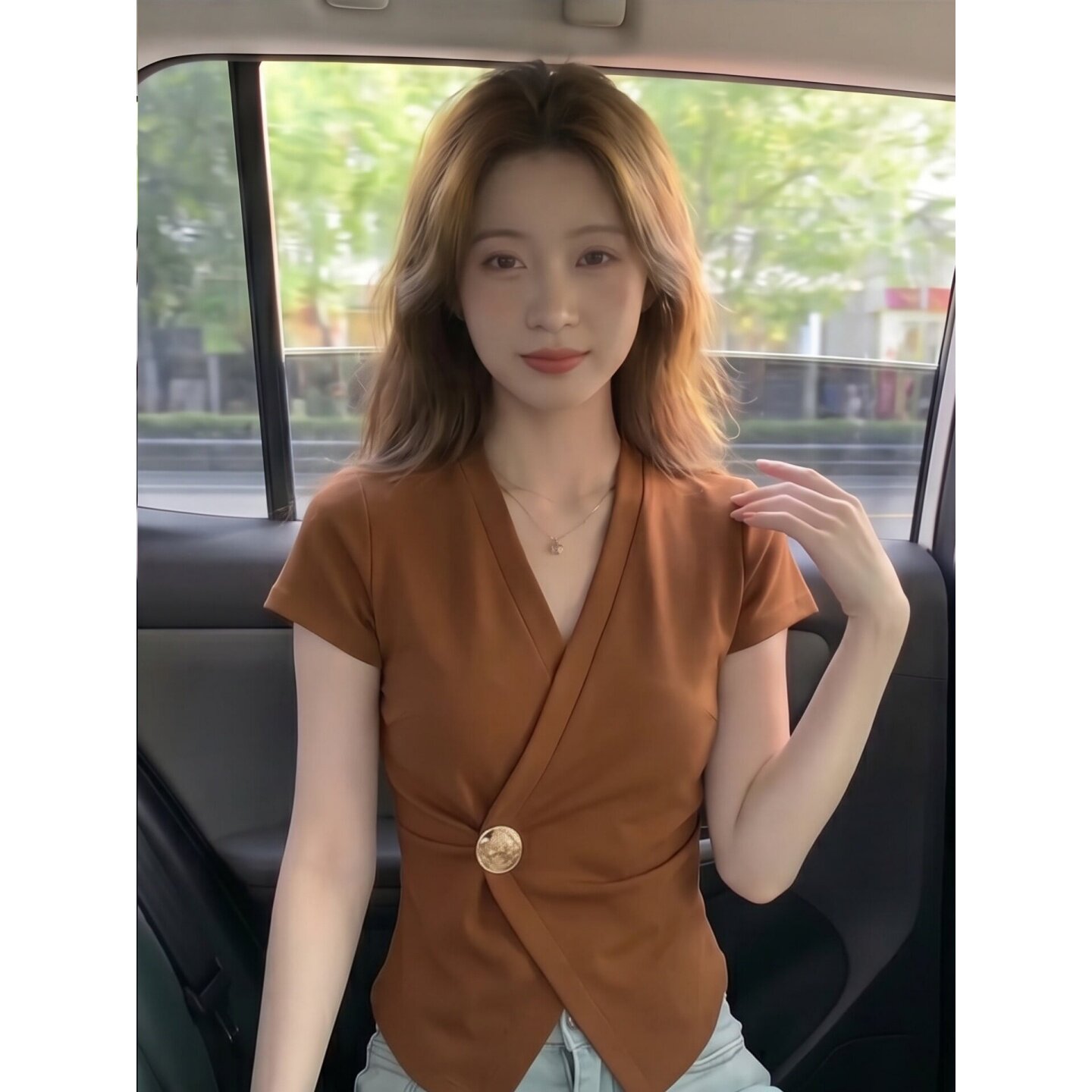设计感V领金属扣焦糖色短袖T恤女大码夏季甜美减龄修身小众小上衣
