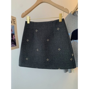 大码深灰色高腰刺绣毛呢包臀半身裙女秋冬显瘦小个子外穿a字短裙