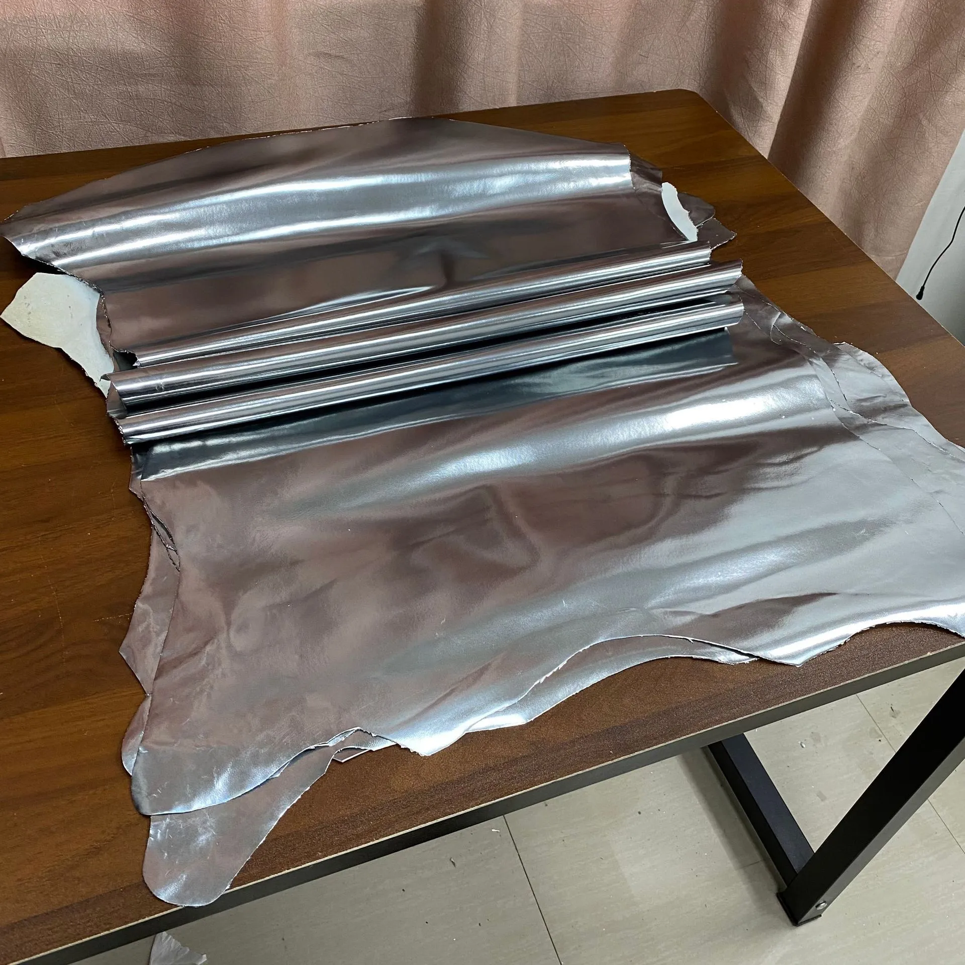 进口 A 级银色金属高光头层羊皮软质整张真皮箱包手袋鞋履皮具