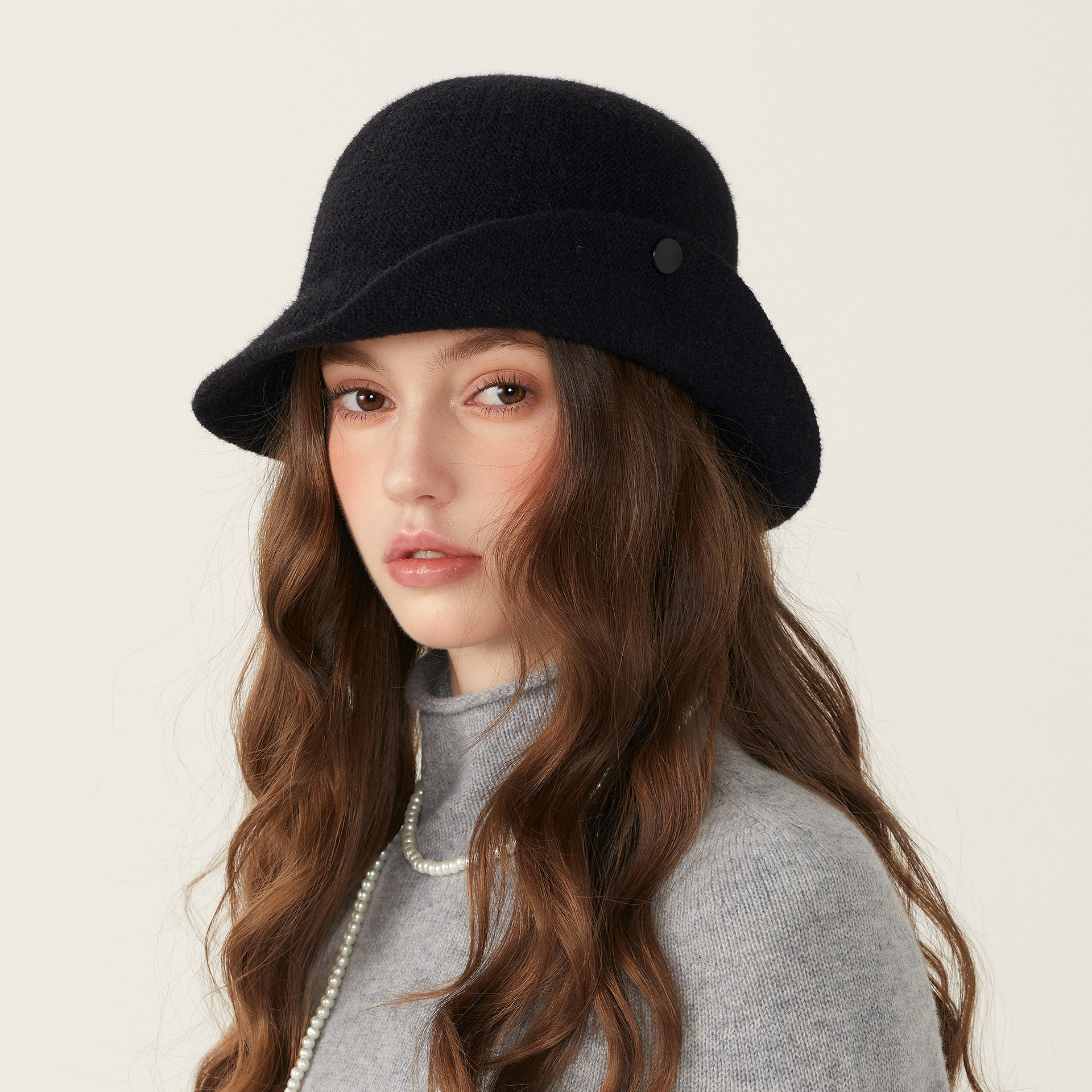 黑色针织翘边渔夫帽女2026侧戴显脸小时髦盆帽两戴帽子纽扣台灯帽