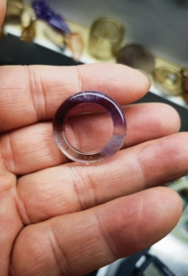 条宽6.1重4.2克 天然紫超七极光23共生原石雕刻戒指圈口16.1