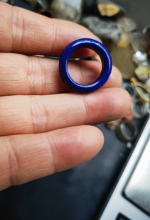 天然青金石原石雕刻戒指圈口15.8条宽5.9重3.2克一图一物