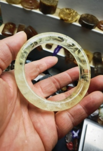 天然巴西黄水晶原石雕刻手镯圈口57.8条宽13重57克柠檬黄含黄胶花