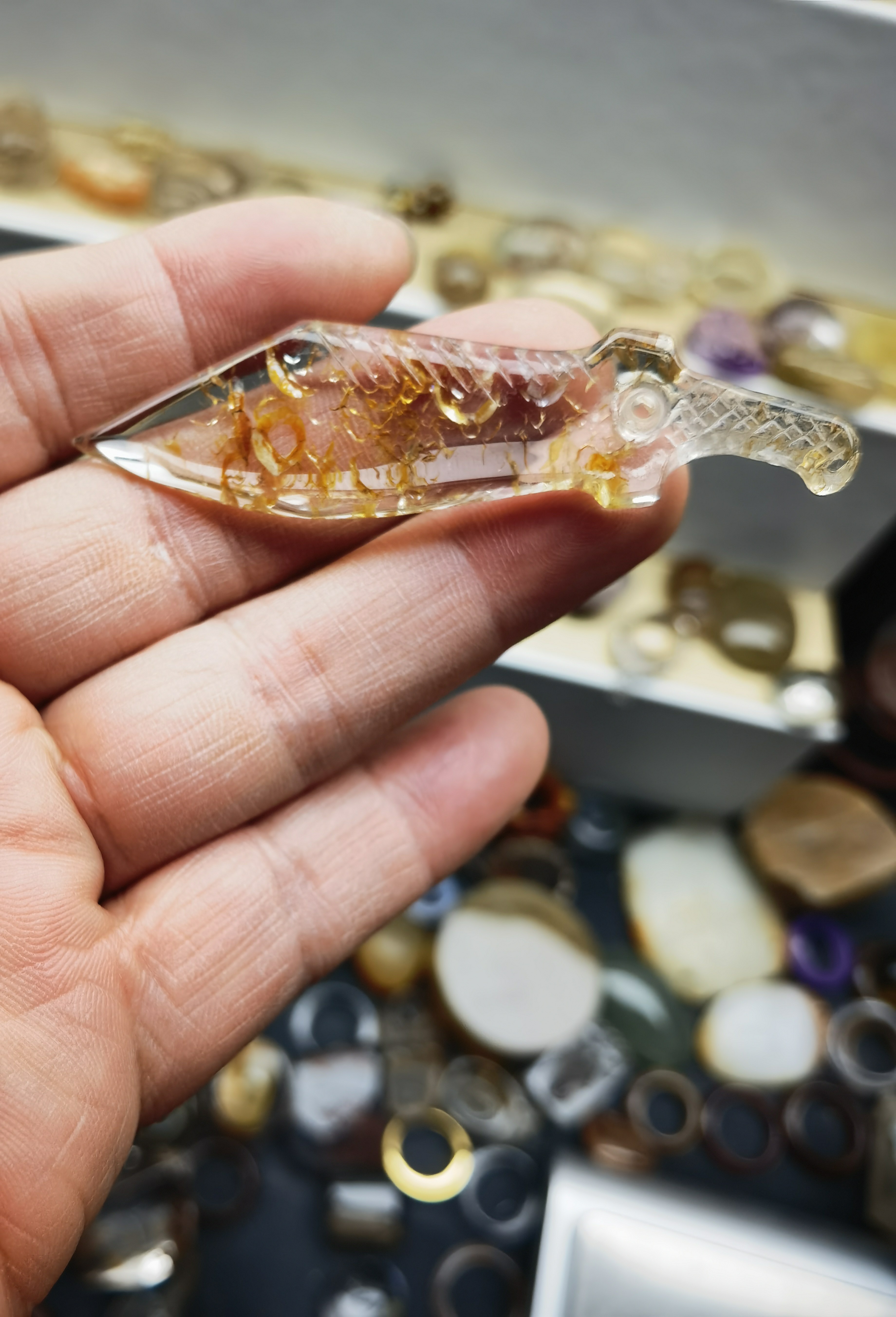 天然胶花水晶原石雕刻图屠龙刀摆件标本吊坠挂件颈饰重10.1克,饰品/流行首饰/时尚饰品新,颈饰,淘宝优惠券,粉丝福利购,淘宝优惠卷