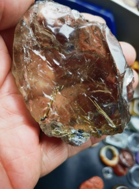 天然巴西茶体钛晶原石雕刻料摆件把玩标本重132.7克