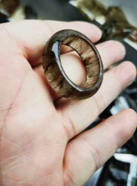 [大号]天然绿发晶原石手工雕刻板指戒指圈口23.4条宽9.9克一物