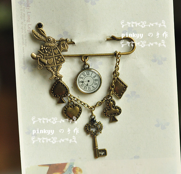 「pinkyyの手作」爱丽丝漫游仙境之扑克时钟兔子钥匙胸针