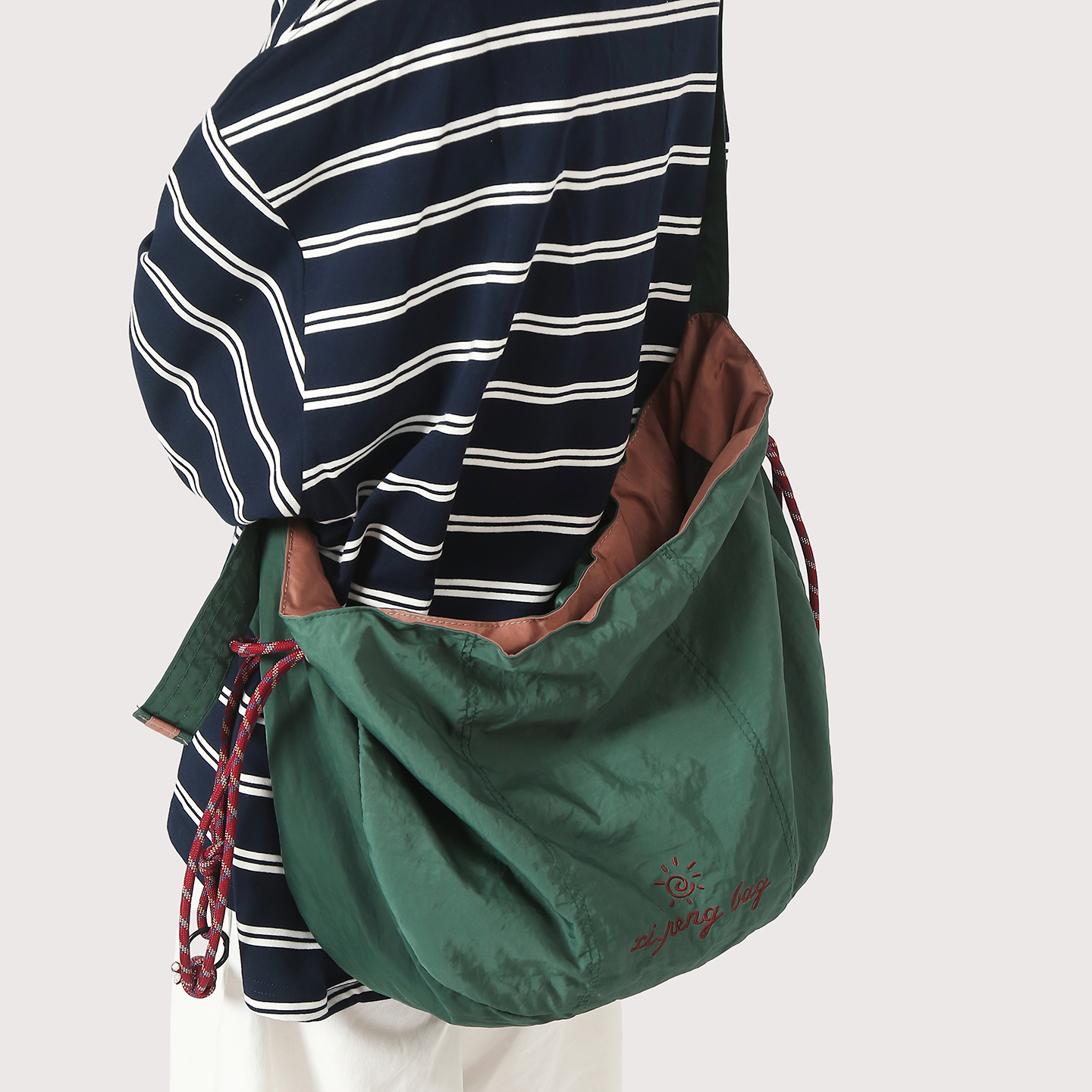 潮牌斜挎包男大容量单肩包女休闲百搭防水户外风挎包运动旅行背包