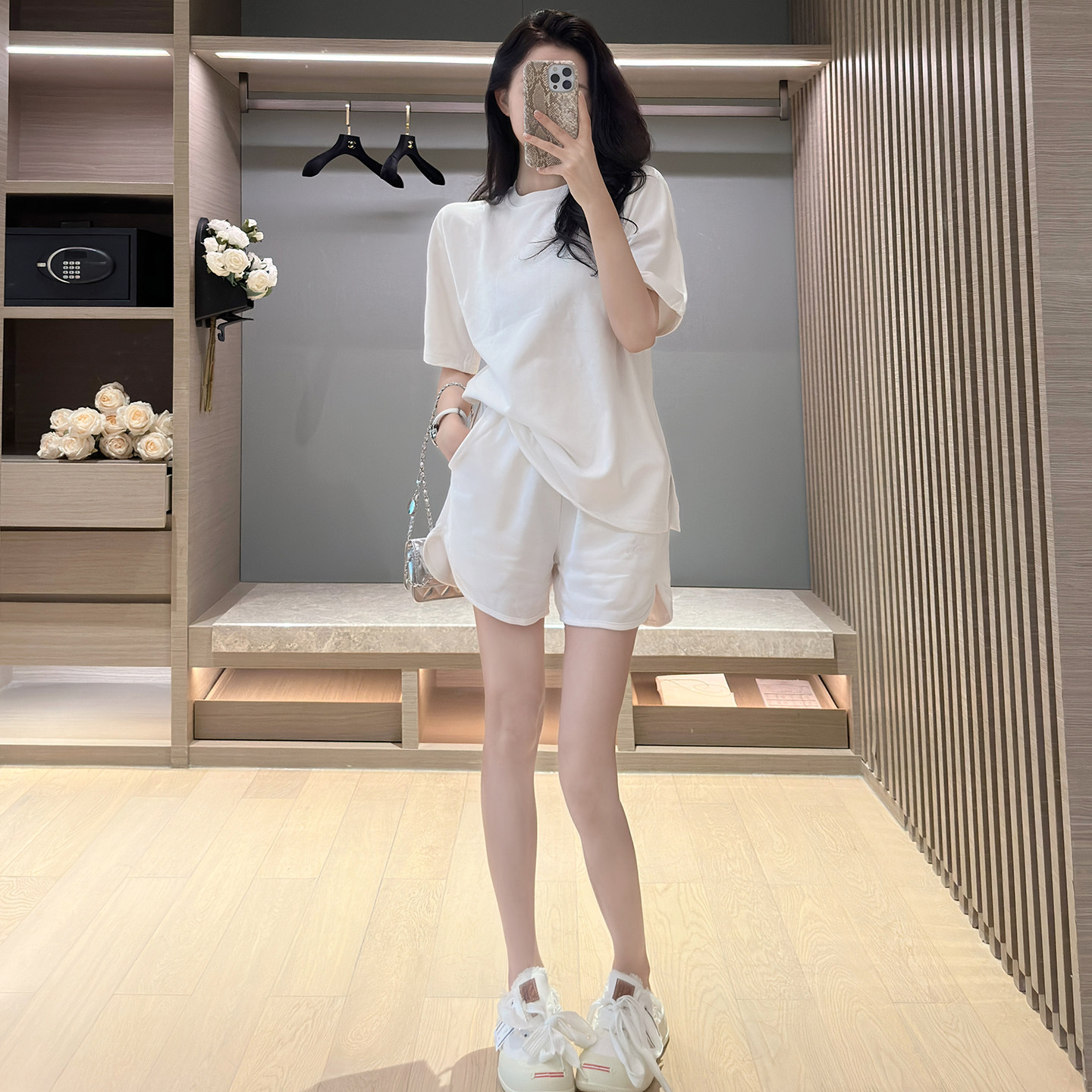 休闲套装女夏天2026新款巨好看的超火薄款白色短裤短袖运动两件套