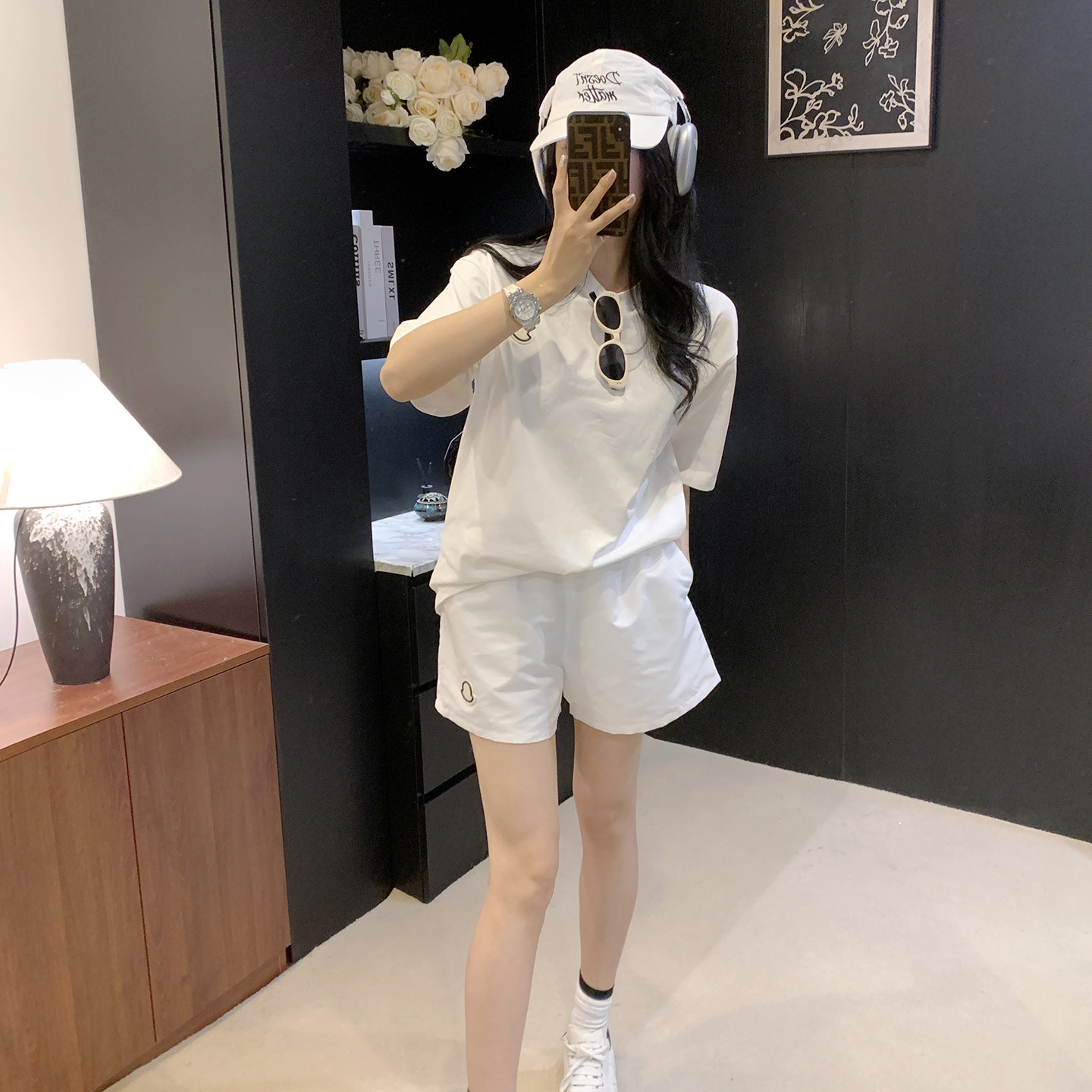 2026新款时尚减龄运动两件套女夏季超火巨好看短裤白色休闲两件套
