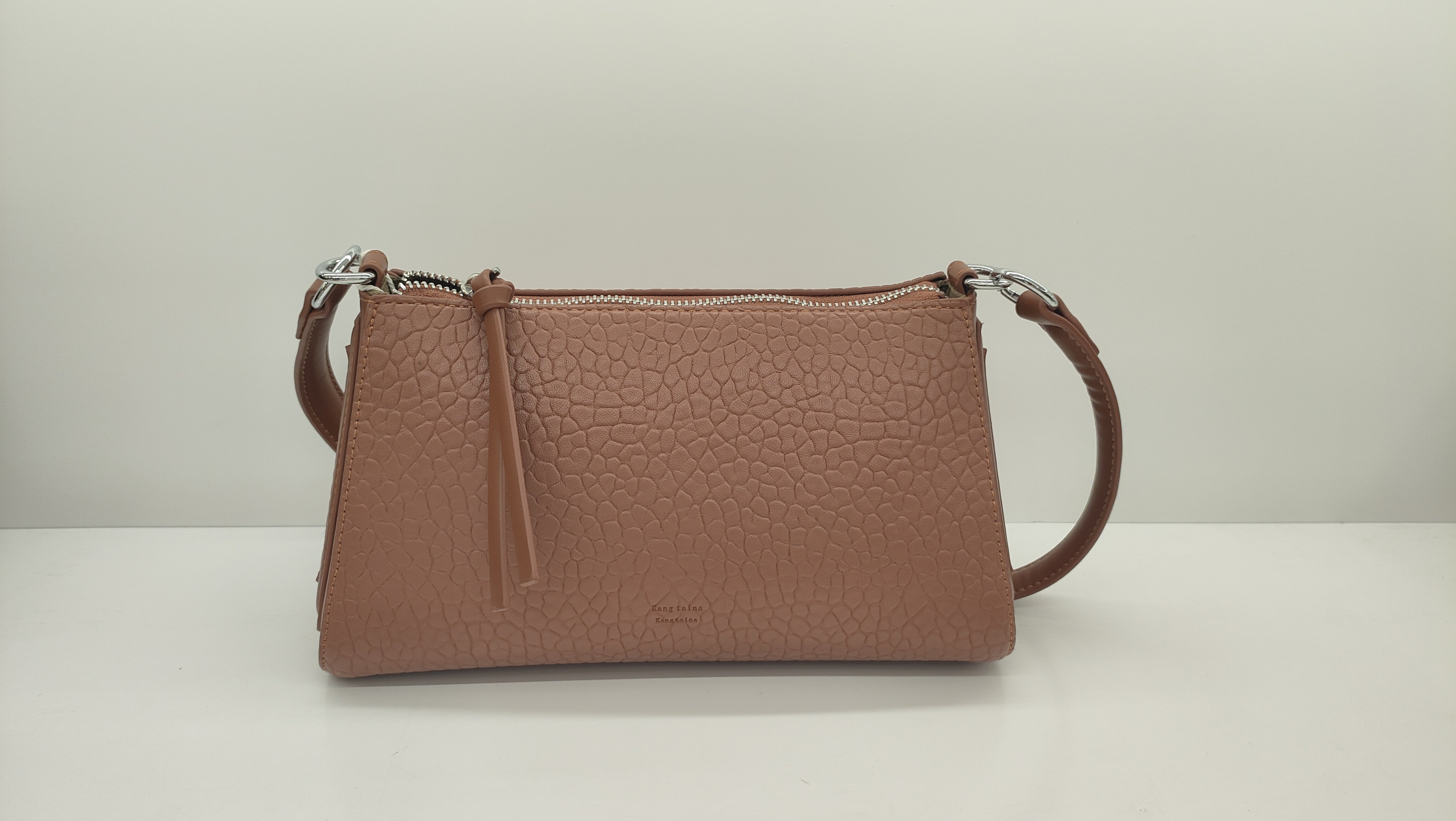 康泰娜秋冬新款泡泡纹高级质感三角包小众腋下包斜挎包