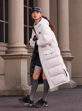 阿迪达斯女羽绒服Adidas冬新款运动休闲连帽保暖中长款外套IV7557