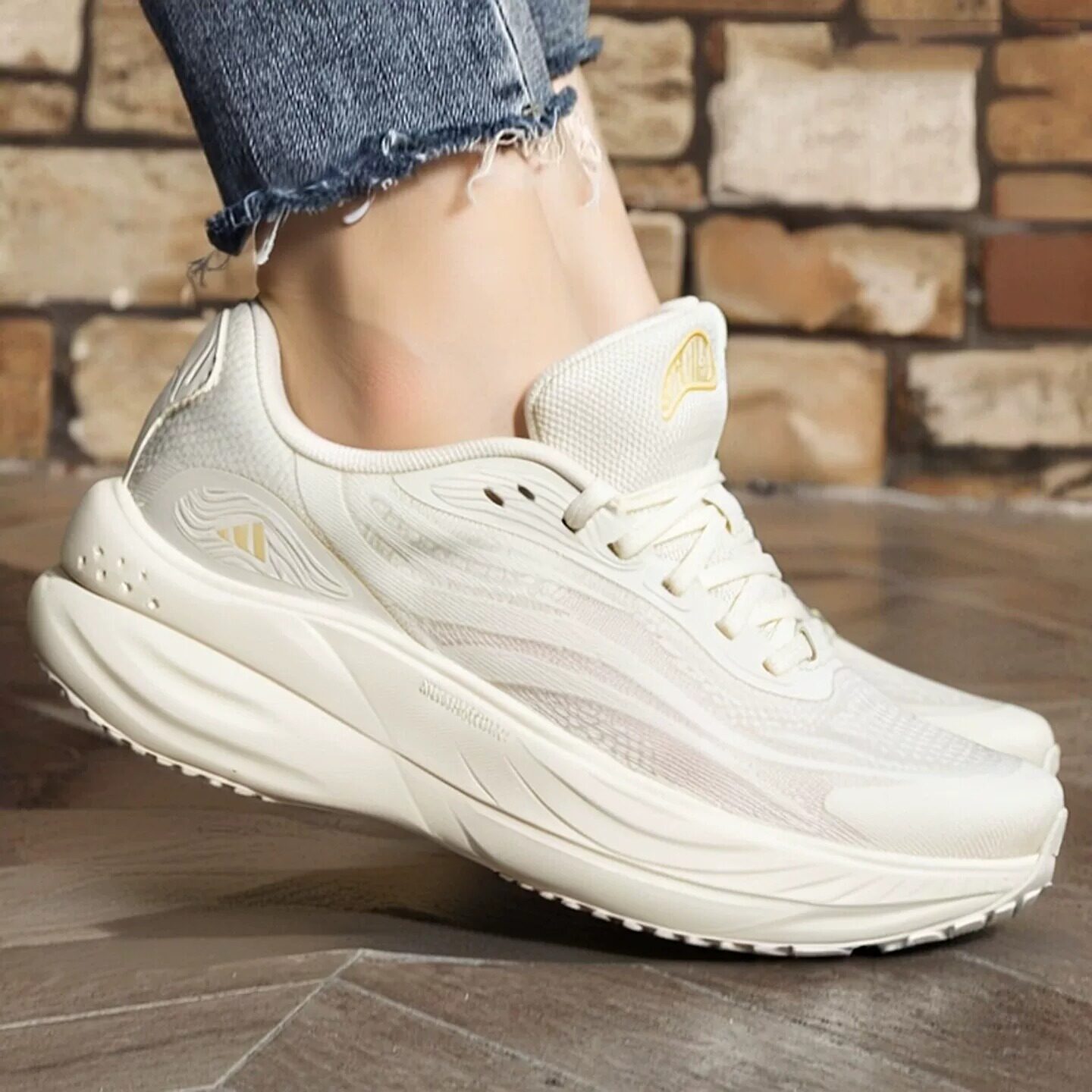 Adidas阿迪达斯女鞋户外跑步休闲2026新款网面透气软弹厚底运动鞋