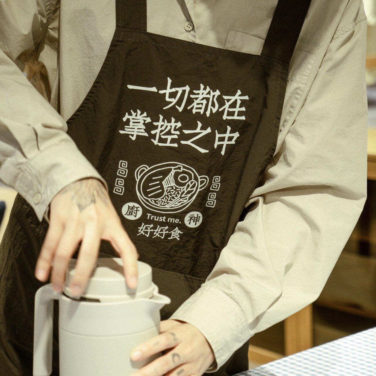 左咸敦道厨神围裙防水防油塔丝绒背带式做饭神器厨房咖啡男女通用