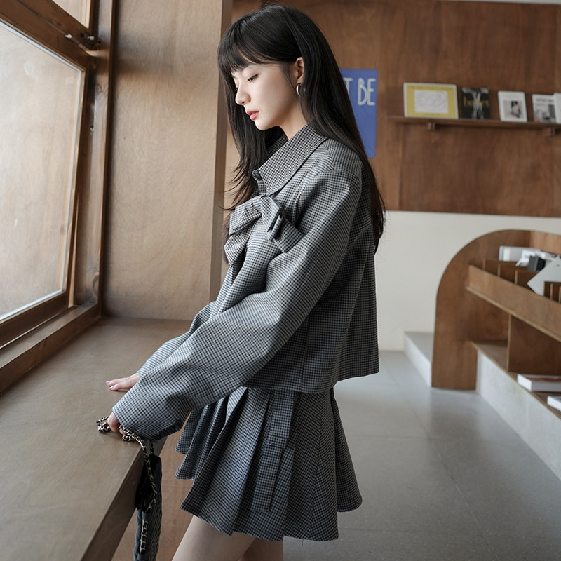 复古格纹百褶裙女2024年秋装新款小众设计感蝴蝶结西服，女装西装，卡莱