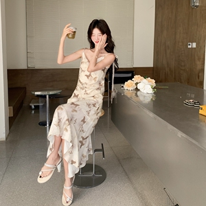 法式蝴蝶印花吊带连衣裙女夏2025新款减龄甜美独特漂亮温柔风长裙图片