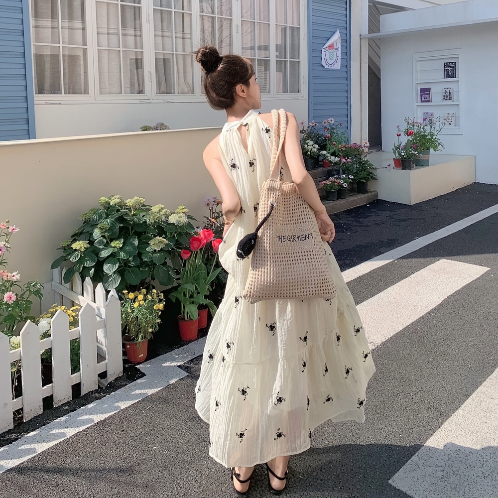 独特绝美米白色碎花无袖挂脖连衣裙女夏慵懒风松弛感度假长裙及踝，女装连衣裙，卡莱