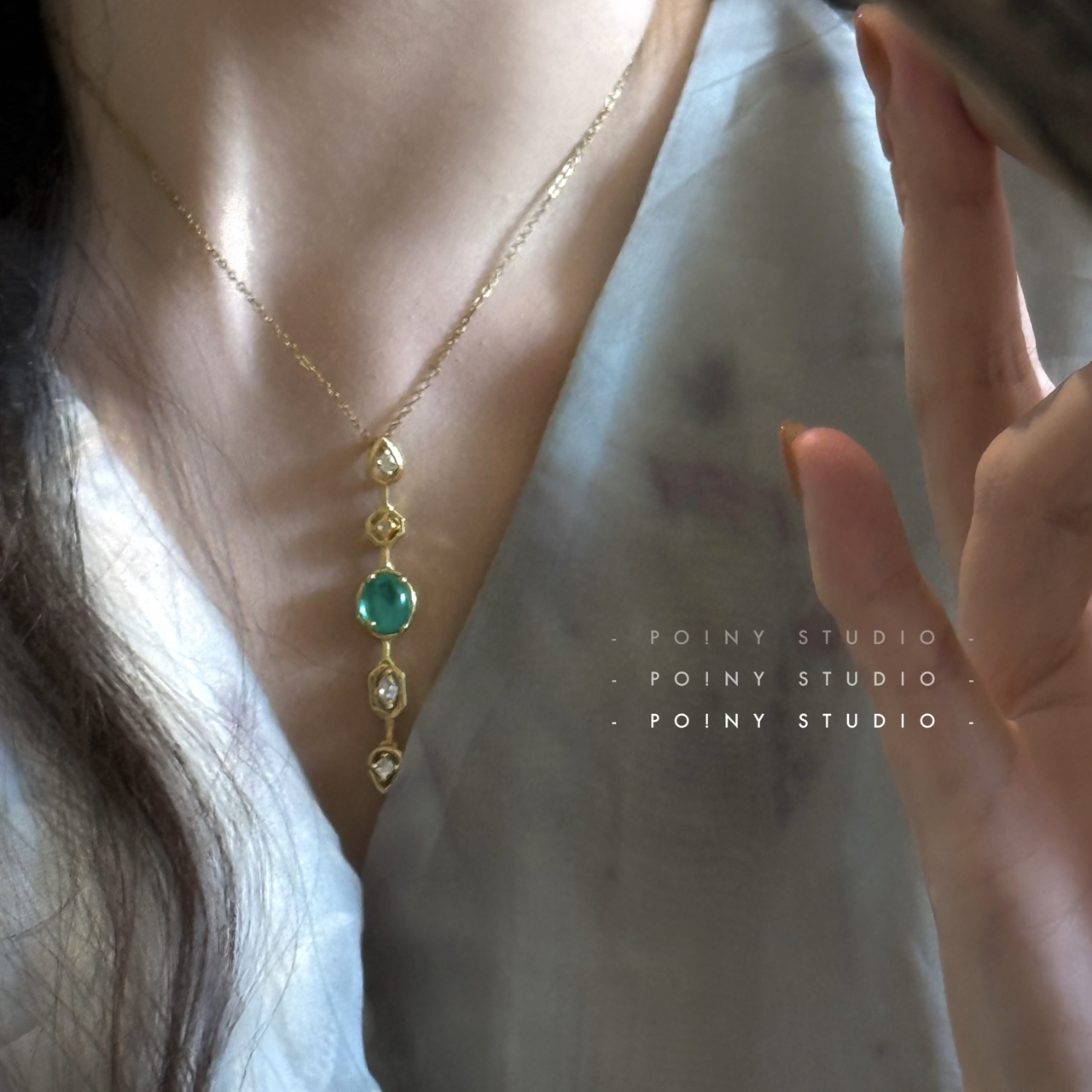 小众设计师款祖母绿水晶吊坠项链女金色锁骨链气质轻奢毛衣链