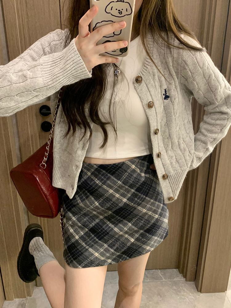 韩系粗麻花刺绣针织开衫学院风