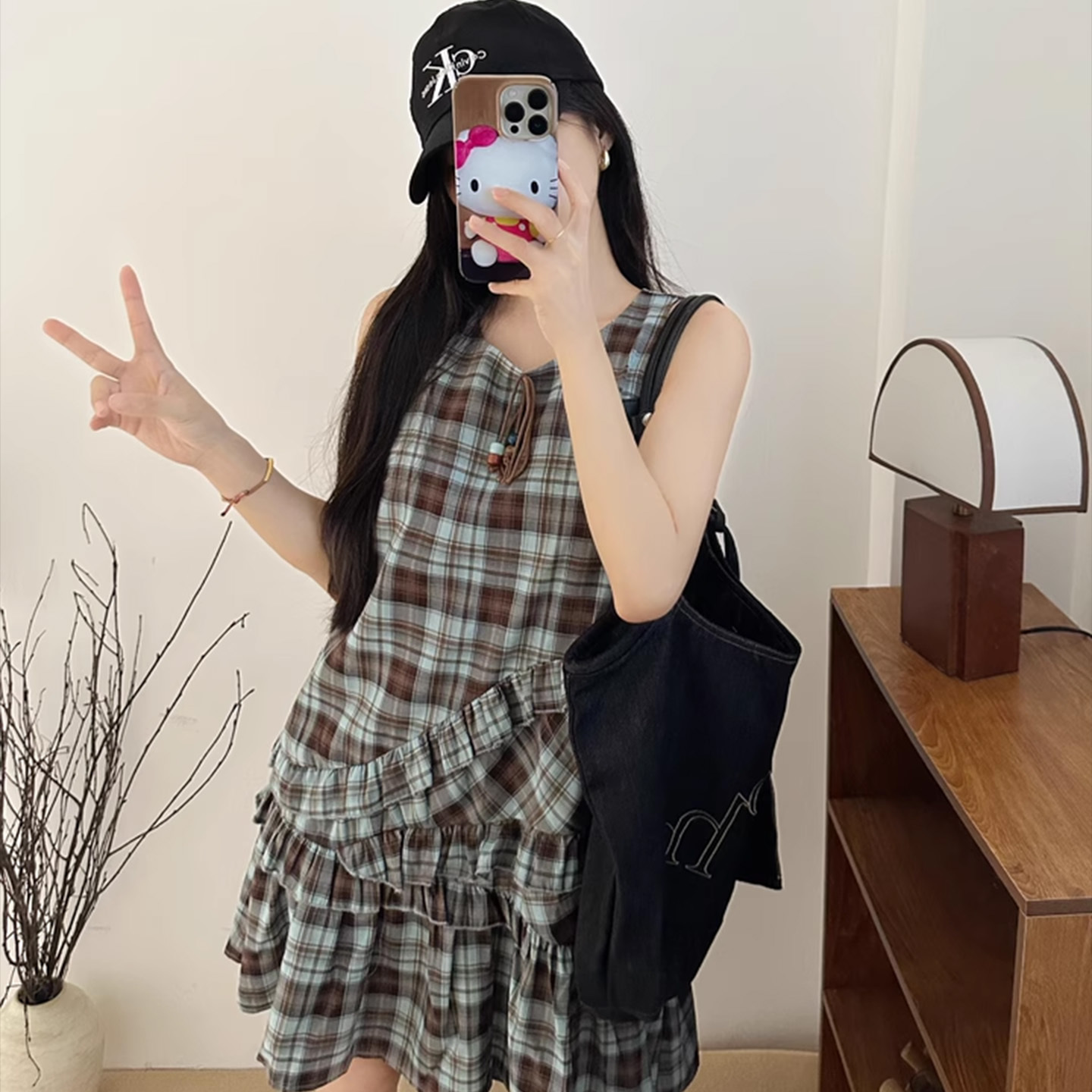 博主穿搭复古格子无袖连衣裙夏气质宽松设计感格纹短款背心连身裙