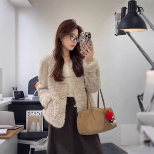 2025新款牛角扣小湖羊皮毛一体女冬时尚保暖高级环保皮草毛毛外套