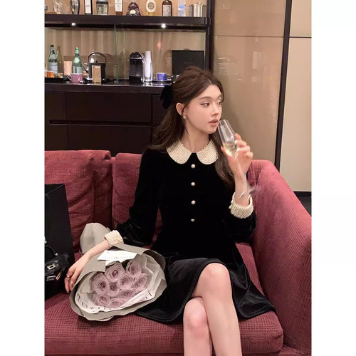 爵莱菲大码复古珍珠娃娃领丝绒连衣裙女秋小礼裙气质赫本风小黑裙