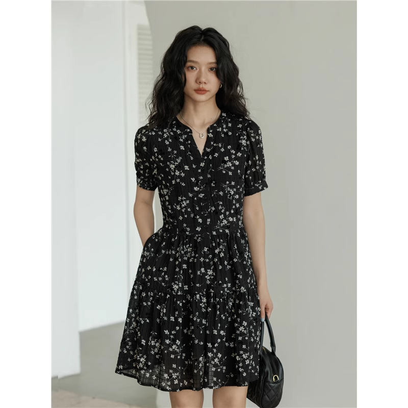 爵莱菲大码v领碎花设计感连衣裙女夏季2025短袖显瘦a字裙休闲短裙