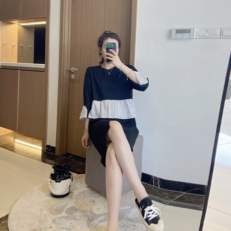 时尚条纹拼色胖妹妹显瘦