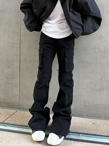 纯色微喇裤多口袋设计