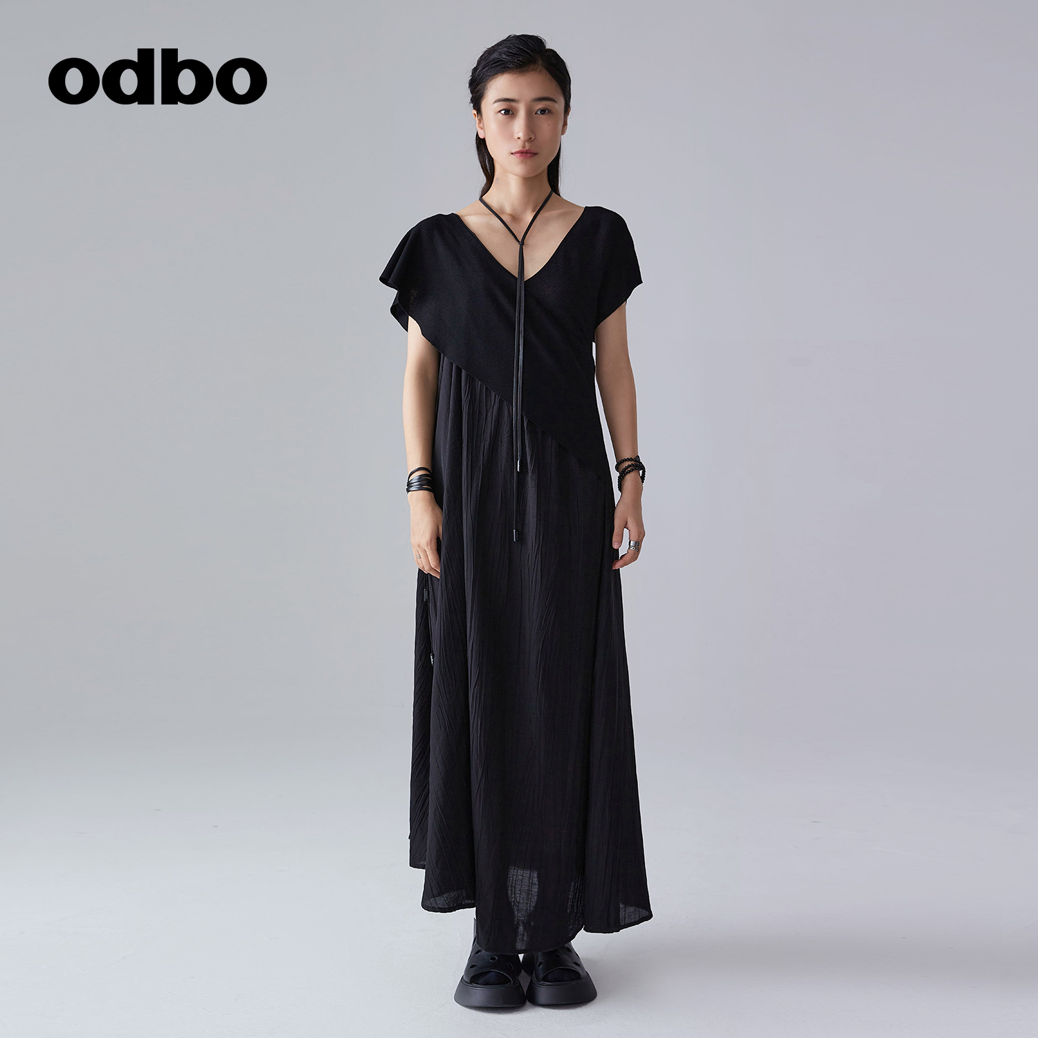 odbo/欧迪比欧原创设计高级感V领两穿吊带连衣裙女早秋垂坠感裙子