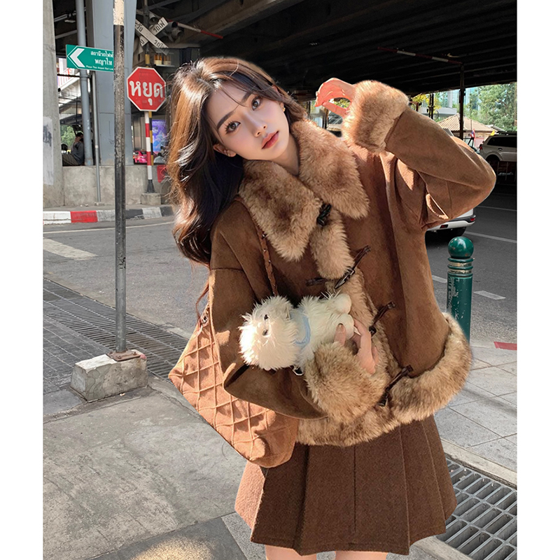 复古毛毛拼接麂皮绒外套女美拉德加厚独特超好看牛角扣外套+半裙