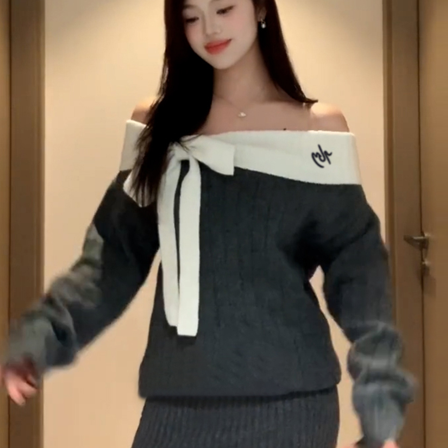 法式一字肩针织毛衣连衣裙子女新款巨好看辣妹气质包臀短裙秋冬季