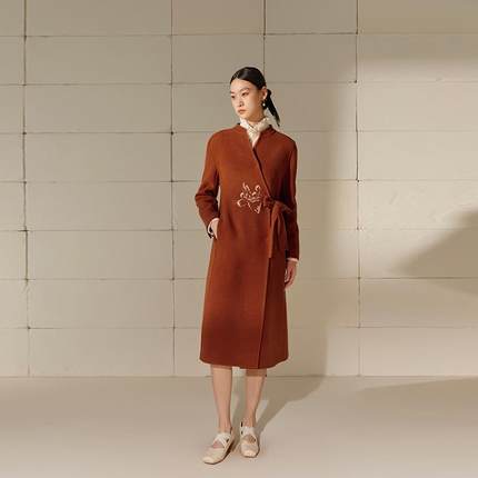 金台绣国风刺绣双面呢大衣新中式叠襟V领保暖冬季新款J36896