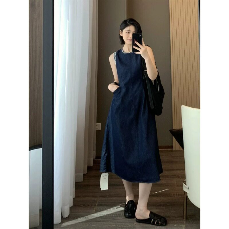 深蓝色复古刺绣无袖牛仔连衣裙女2026夏新款A字收腰气质通勤中长