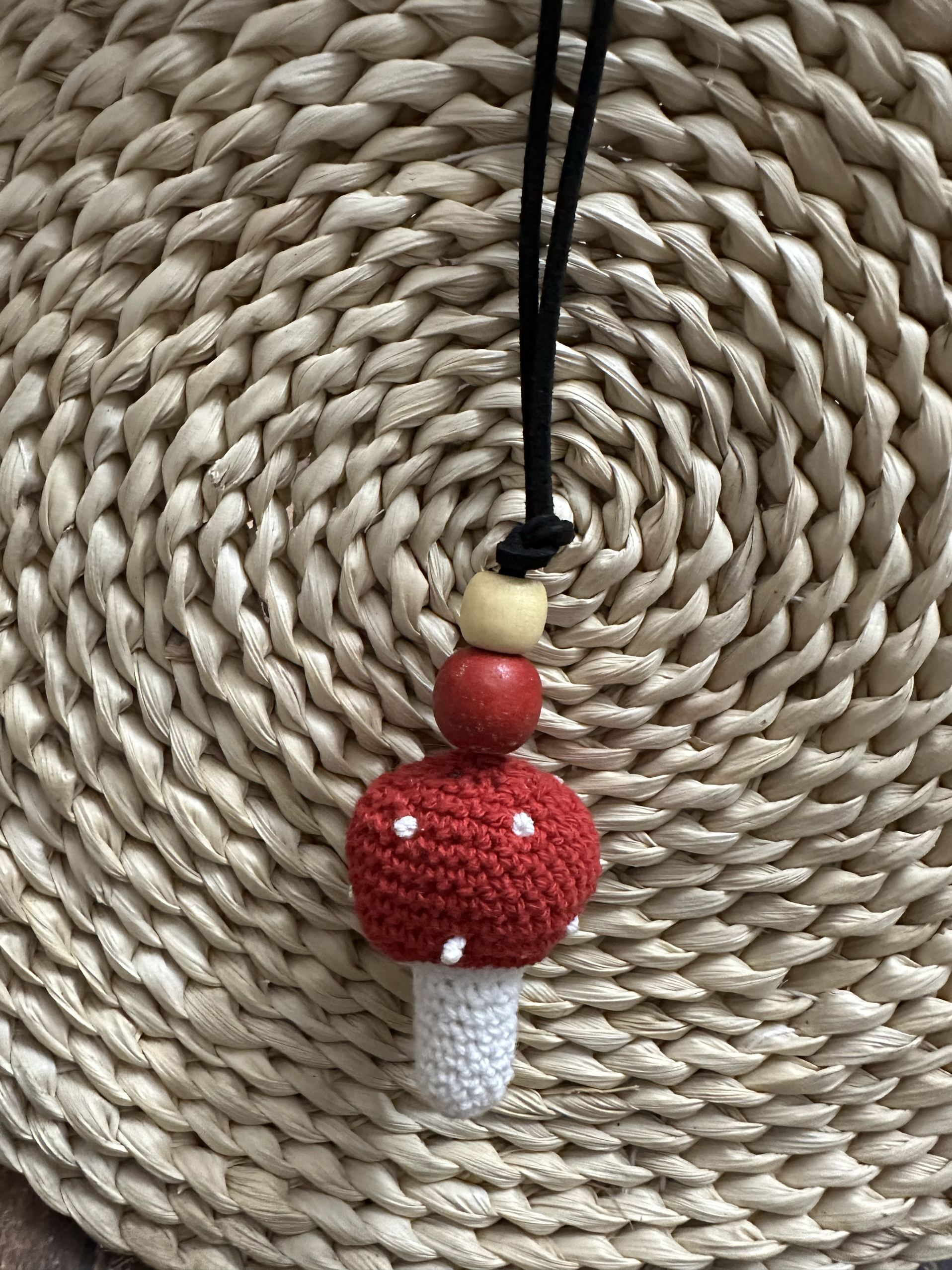 原创成品高级感手工钩花蘑菇木珠项链挂绳饰品手作拍照毕业礼物