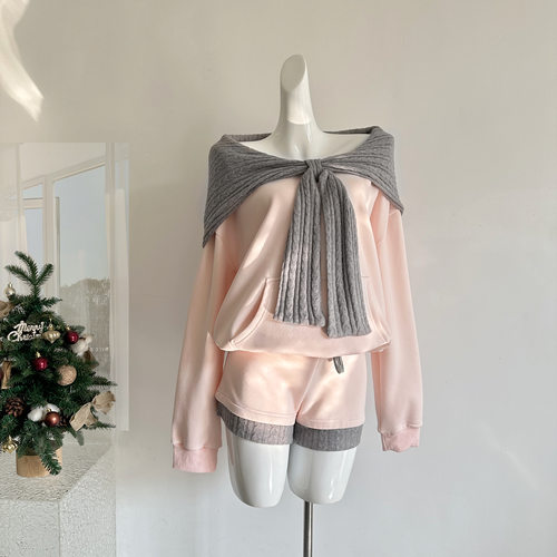 雾港甜章设计感撞色一字肩连帽宽松卫衣短裤套装