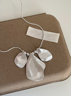 小众设计感拉丝金属花瓣项链