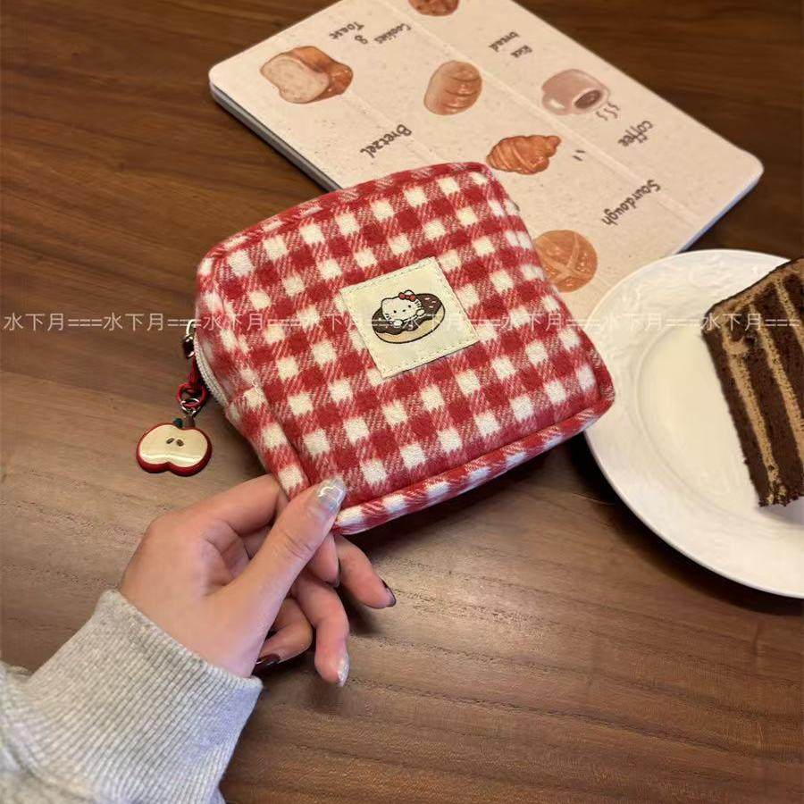 女包可爱化妆包便携式大容量学生旅行护肤品收纳包零钱包口红随身