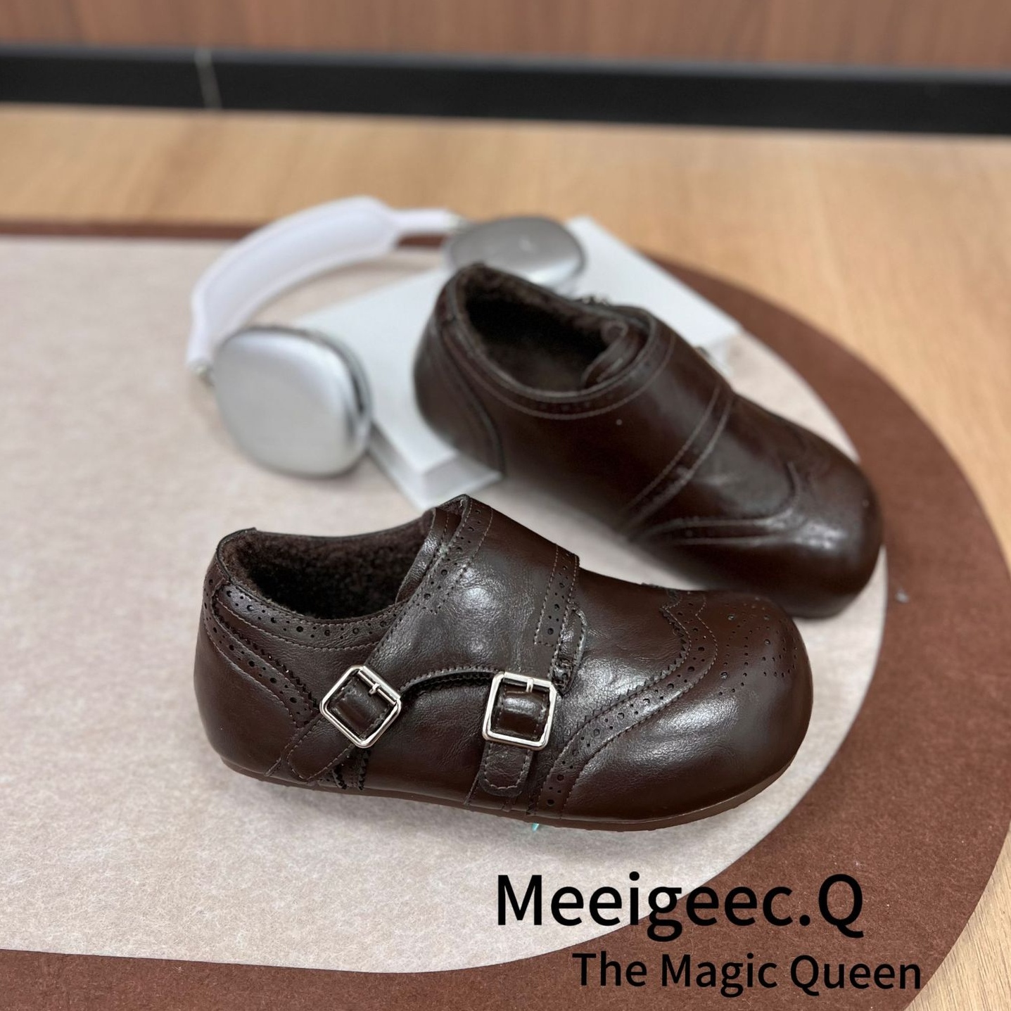 欧洲站2025冬季新款时尚加绒保暖小皮鞋女百搭英伦风雕花乐福鞋