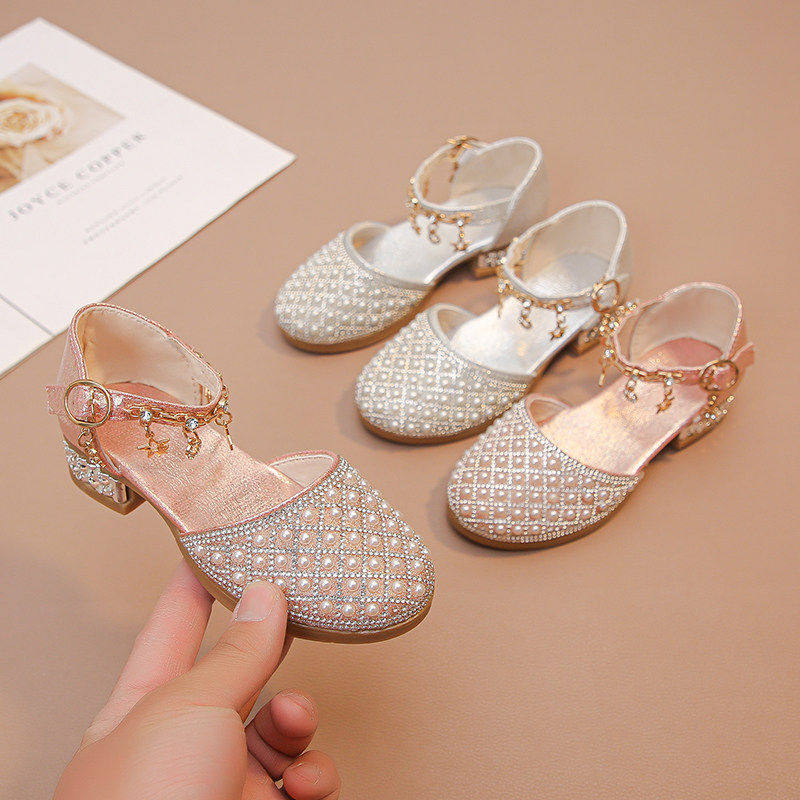 真皮女童凉鞋2026夏季新款珍珠闪钻演出鞋公主风水晶鞋可爱单鞋子