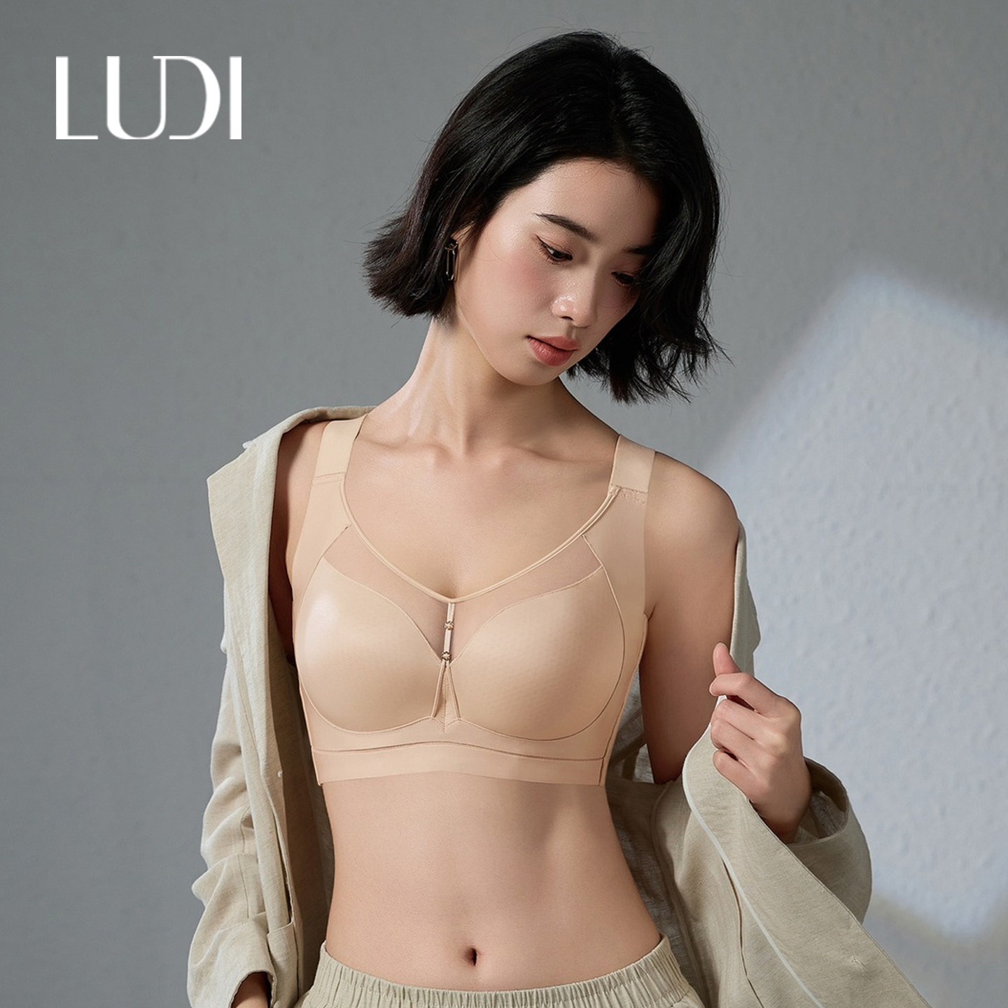 露迪尚品大码大胸显小缎面无痕CD杯内衣女调整型文胸罩LDA263157 - 实物图