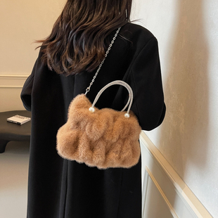 毛毛包小众2025新款高级感冬天毛绒斜挎链条单肩包女士褶皱云朵包