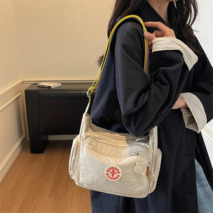 休闲通勤包女士2026新款多隔层斜挎包百搭大容量单肩包轻便旅行包